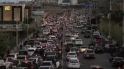 نزوح كثيف من صور وبنت جبيل مع غارات إسرائيلية مكثفة على الجنوب والبقاع