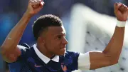 مبابي يفي بوعده ويحتفل بهدفه في كأس العالم بطريقة عازف الفلوت