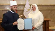 وزير الأوقاف يكرم وفاء محمد أبو سنة تقديرًا لخدمتها القرآن الكريم
