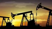 أسعار النفط عالميا اليوم الجمعة.. برنت وخام الأمريكي يواصلان الهبوط
