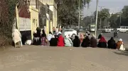 أولياء الأمور يفترشون محيط لجان الثانوية العامة بأسيوط في أول أيام الامتحانات