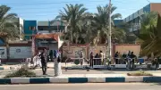 أولياء أمور ينتظرون أبناءهم أمام لجان الثانوية العامة بالوادي الجديد
