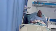 مريض يرتل القرآن في العناية المركزة ويبكي المتابعين