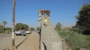 محافظ قنا يتفقد كوبري مشاة الصعايدة بدشنا ويشدد على سرعة التنفيذ