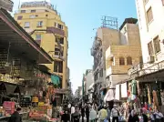 صورة نادرة للمحال التجارية في شارع النحاسين بالقاهرة منذ 146 سنة