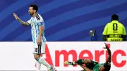 خبير تحكيمي: ميسي محظوظ بعدم طرده في مباراة الجزائر بكأس العالم