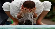 حكم إلقاء السلام ورده أثناء الوضوء.. الإفتاء تجيب بالجواز