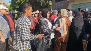 رئيس مدينة شبرا الخيمة توزع المياه والعصائر على طلاب الثانوية العامة