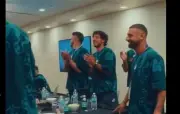 احتفال خاص بعيد ميلاد محمد صلاح داخل معسكر المنتخب المصري (فيديو)