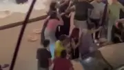 بائع متجول يعتدي على فتيات في شارع فيصل بالضرب والركل