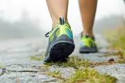 دراسة: 5 دقائق مشي كل ساعة تقلل أضرار الجلوس الطويل