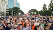 آلاف الألبان يتظاهرون ضد منتجع سياحي لعائلة ترامب في تيرانا