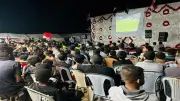 فيديو مؤثر من غزة.. مئات الفلسطينيين يشاهدون مباراة مصر وبلجيكا بين المخيمات