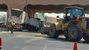 اصطدام سيارة نقل بكوبري الرماية الجديد في الهرم وإزالة آثار الحادث