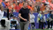 نجم تونس يتسبب في إيقاف مباراة هولندا بكأس العالم ويثير غضب كومان