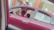 طفلان يقودان سيارة في الشارع ويعرضان حياتهما والمارة للخطر