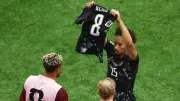 بالفيديو.. لقطة سينمائية من لاعب كندا بعد إصابة زميله الخطيرة