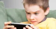 راقبي طفلك: هذا التطبيق يؤثر بشدة على الأسرة والأبناء فيديو