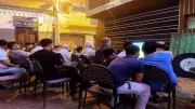 كأس العالم يجمع الجيران في كفر الشيخ.. شاشات عرض أمام المنازل لدعم الفراعنة