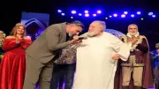 ياسر جلال يقبل يد يحيى الفخراني ويصف الملك لير بدرس في التمثيل