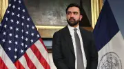 فيديو: زوجة زهران تخطف الأنظار برداء أنيق في مباراة المغرب