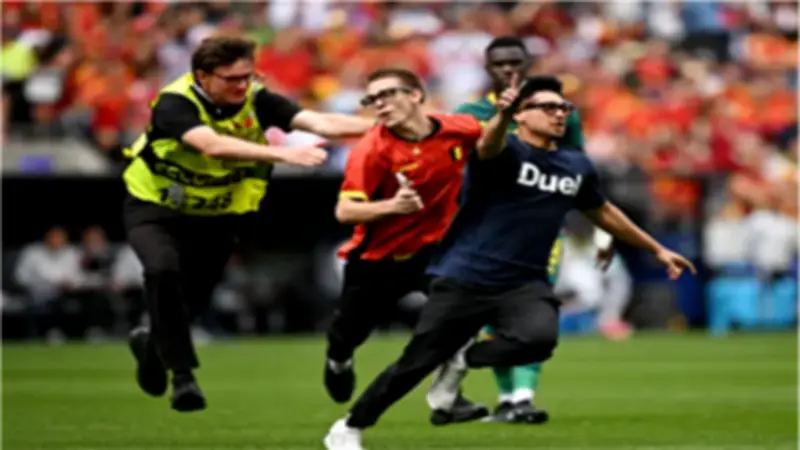 اقتحام 3 مشجعين لأرض الملعب يوقف مباراة السنغال وبلجيكا في كأس العالم