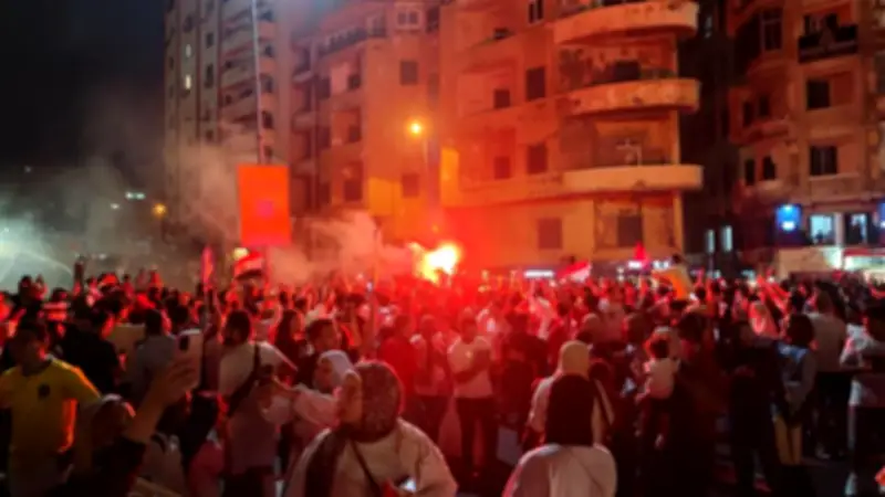 عروسان ومعازيم يتركون حفل الزفاف لمشاهدة مباراة مصر وأستراليا