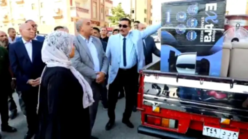 محافظ القاهرة يسلم عروس جهاز كامل بعد حريق منشأة ناصر