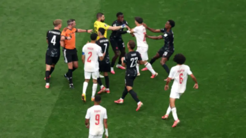 اشتباكات بين لاعبي المغرب وكندا وطوفان من الإنذارات في الشوط الأول