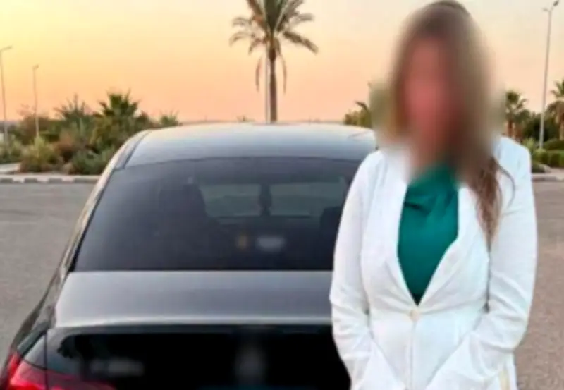 ضبط قائدة سيارة سمحت لأطفالها بالجلوس أعلى المركبة في التجمع الأول