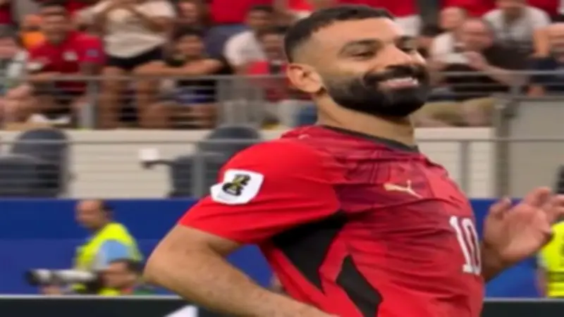 بيتفرعن على الكورة.. تفاعل مصري مع نظرة صلاح لحارس أستراليا