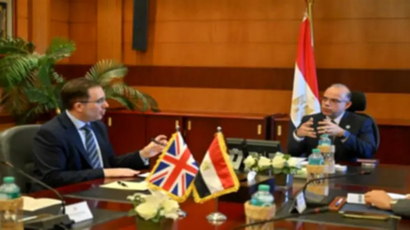 وزير الاستثمار يبحث مع سفير بريطانيا تعزيز الشراكة الاقتصادية ودعم الصناعات الدوائية