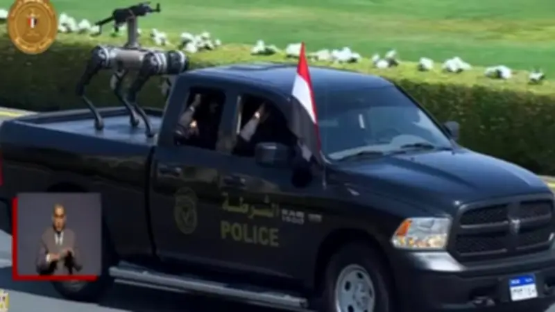السيسي يشهد عرضًا عسكريًا يضم مركبات محلية ومعدات العبوات الناسفة والروبوت تالون