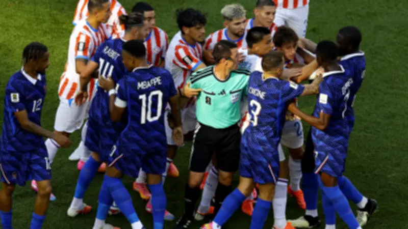 جدل كبير: الفيفا يوقع عقوبة غير رسمية على حكم مباراة فرنسا وباراجواي