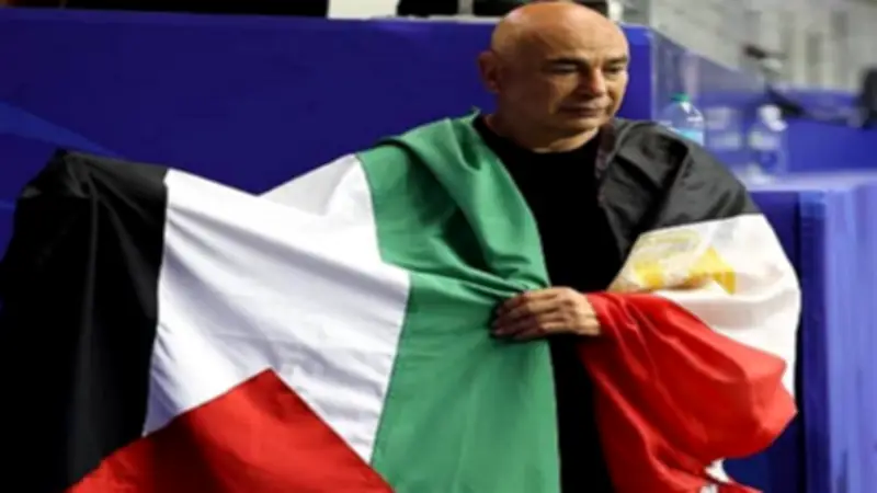 فيفا يرفض معاقبة حسام حسن بسبب رفع علم فلسطين.. صفعة لإسرائيل