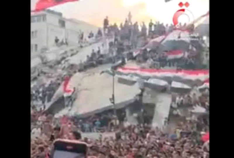 أهالي غزة يحولون الأنقاض إلى مدرجات لمشاهدة مباراة مصر والأرجنتين