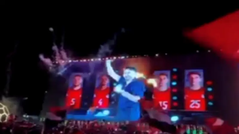 حمادة هلال يحتفل مع جمهور الفان زون بتأهل مصر لدور الـ16 بكأس العالم