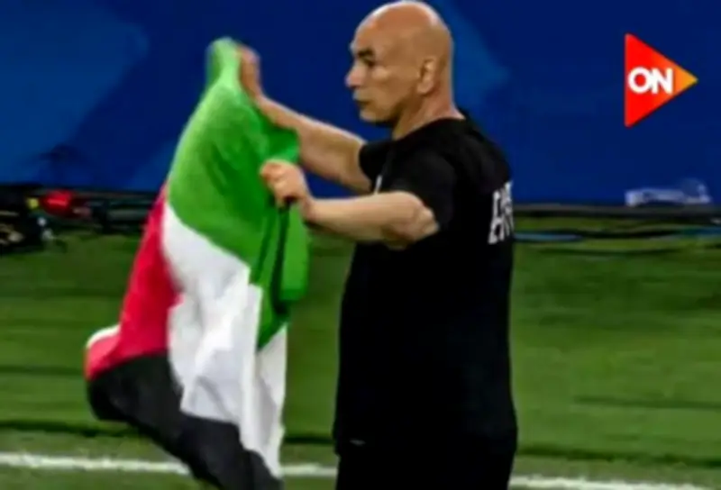 حسام حسن يرفع علم فلسطين بعد تأهل مصر لدور الـ16 بكأس العالم