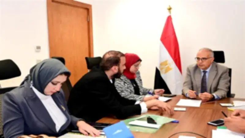 وزير الري يلتقي نواب الدقهلية وكفر الشيخ لبحث تغطية الترع وإحلال الكباري