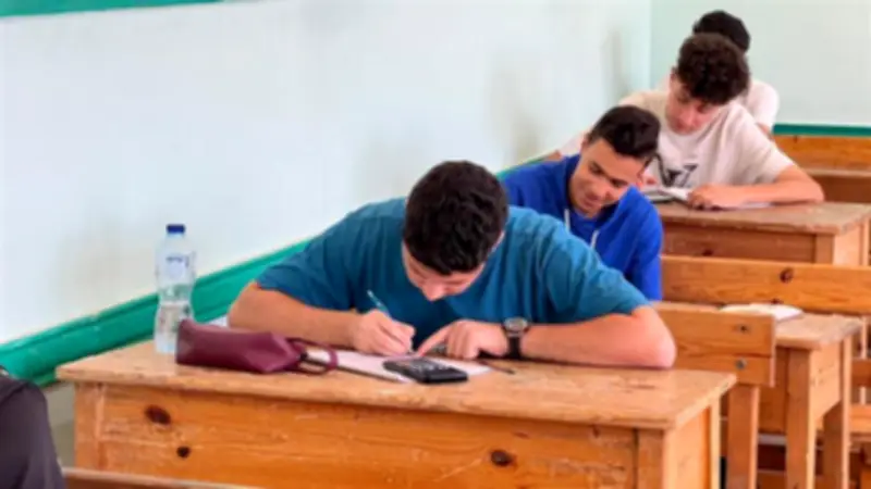 طلاب الأدبي بالثانوية الأزهرية يؤدون امتحان البلاغة اليوم