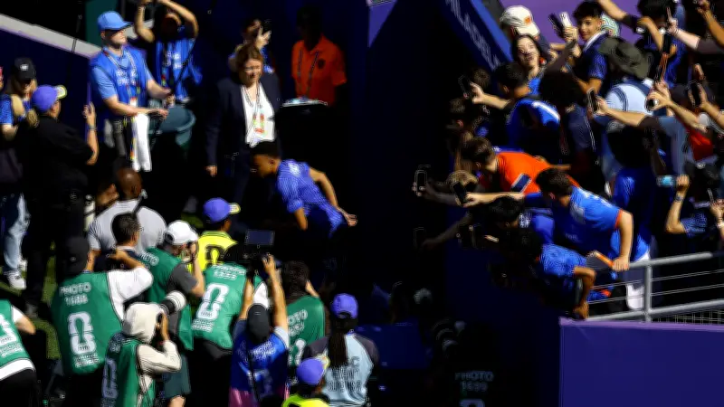 كيليان مبابي يعتذر لمشجعة باراجواي بعد إصابتها بكرة التسخين في مونديال 2026