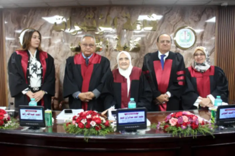 وزير الأوقاف يكرم سيدة حصلت على الدكتوراه في عمر 83 عامًا