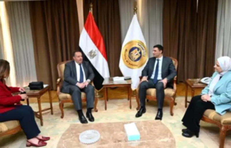 وزير الصناعة: الاستفادة من الخبرات الهندسية في تدريب كوادر الوزارة