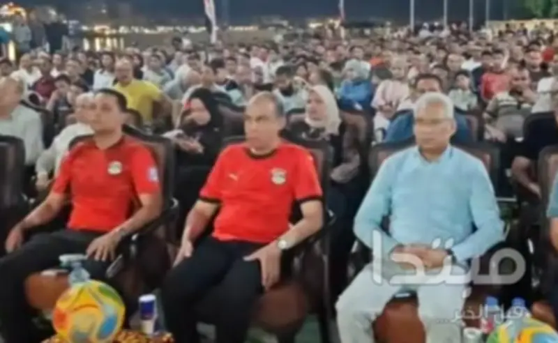 محافظ المنيا يشجع منتخب مصر أمام أستراليا مرتدياً قميص الفراعنة