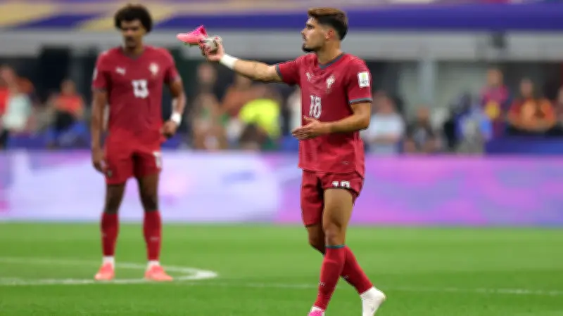 تمزق حذاء نجم البرتغال بيدرو نيتو بعد تدخل عنيف من كوكوريلا