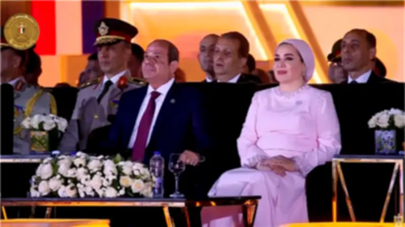 الرئيس السيسي يشهد عروضا جوية بطائرات مسيرة في ختام افتتاح القيادة الاستراتيجية