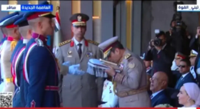 الرئيس السيسي يسلم علم القوات المسلحة لرفعه على مقر القيادة الاستراتيجية