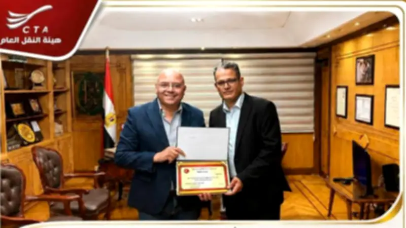 رئيس النقل العام يكرم سائقًا لإعادته مسنة مصابة بألزهايمر لأهلها