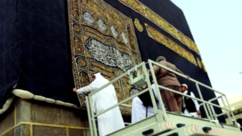 دهن العود النادر المستخدم في غسل الكعبة.. ذهب سائل وثمين
