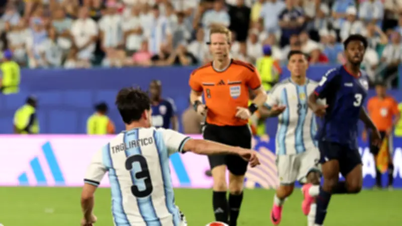خطأ تحكيمي فادح يثير اتهامات بمجاملة الأرجنتين في كأس العالم
